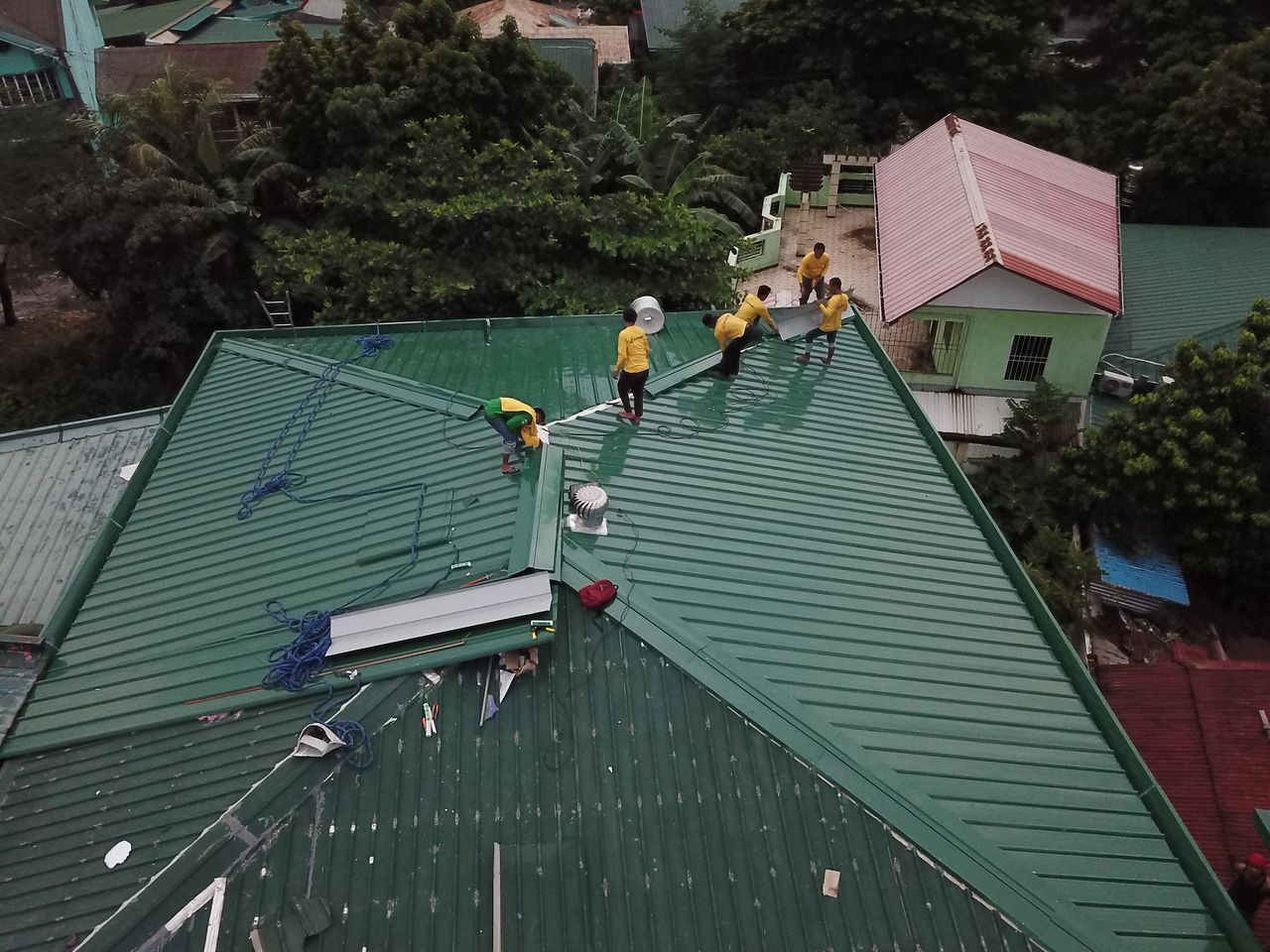 Home Workers installing green roof panels in Caloocan, Philippines.